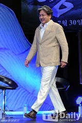 组图：《鸣梁》发布会 戏骨崔岷植演朝鲜名将