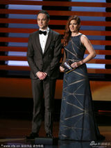 组图：“谢耳朵”与戴博拉-梅西携手登台