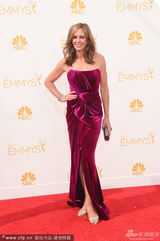 组图：《性爱大师》艾莉森-珍妮丝绒抹胸裙亮相