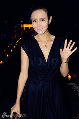 组图：杨恭如金巧巧性感礼服现身慈善活动