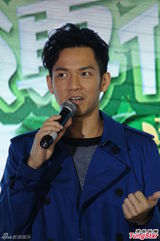 组图：钟汉良宝蓝风衣潇洒帅萌 大方分享健身经