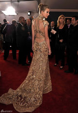 高清图：格莱美红毯泰勒-斯威夫特亮相俏丽可人