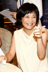 幻灯图：张艾嘉穿小洋装秀肌肤 再接代言高雅现身 