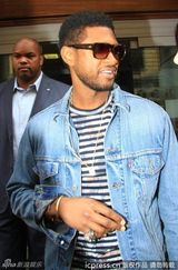 组图：亚瑟小子街拍LOOK 牛仔夹克搭配豹纹潮鞋