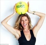 组图：维密超模披巴西战袍助威 成最辣球迷