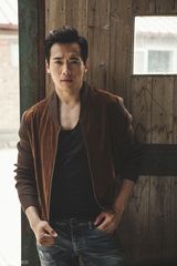 组图：高云翔休闲写真硬朗有型 展深沉魅力