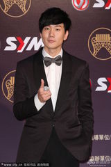 组图：林俊杰戴蝴蝶领结走红毯 粉丝尖叫