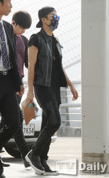 组图：SJ等人气男团亮相机场 拼时尚搭配