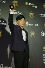 组图：李荣浩内地闯台湾获金曲新人 领奖超淡定