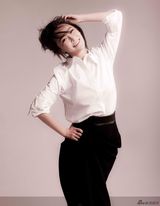 组图：李曼OL装秀S曲线 身姿灵动撩发甜笑