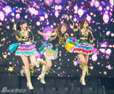 组图：大岛优子AKB48毕业公演 与好友拥抱告别