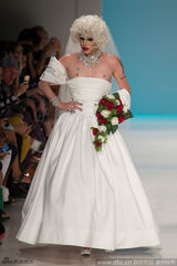 组图：同性婚礼亮相时装周 变性男模披婚纱露点