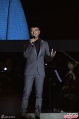 组图：迪士尼90周年音乐会 陈慧琳李克勤献唱