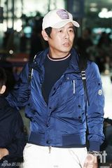 组图：赵寅成赴泰国度假 黑衣酷帅有型