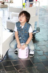 组图：Kimi融入大家庭 沙滩K歌不忍别离