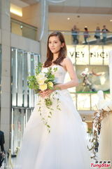 组图：吴千语低胸雪白婚纱现身 气质优雅