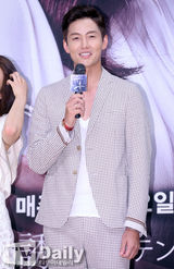 组图：《诱惑》权相佑崔智友隔十一年重逢