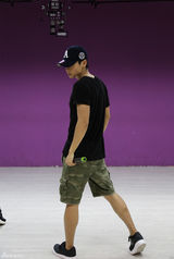 组图：魏晨积极备战巡演 深夜排练照曝光