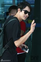 组图：韩星柳演锡现身机场 休闲黑装魅力足