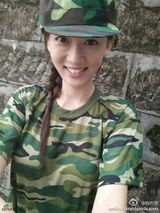 组图：教主18岁！陈乔恩麻花辫扮军训妹似少女