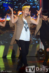 组图：Super Junior凭新歌再夺冠 利特举奖杯喜笑颜开