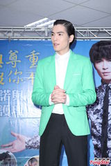 组图：萧敬腾亮相任招募大使 绿色小西装抢镜