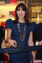 组图：英国首相夫人香港剪裁时尚动人