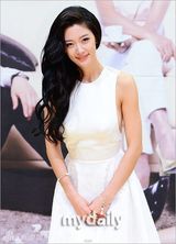 组图：李泰兰新剧发布 Clara真空上阵秀锥子胸