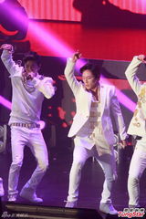 组图：韩组合B.A.P香港开唱 粉丝玩cosplay