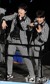 组图：SM演唱会嗨翻 神起SJ穿红裙扮女装