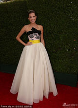 组图：《都市女郎》艾莉森-威廉姆斯白纱裙亮相