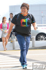 组图：韩团BEAST李起光亮相机场 呆萌搞怪