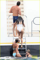 组图：赛琳娜比基尼度假 新欢情难禁手探浴巾