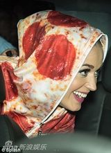 组图：水果姐凯蒂-佩里连体衣变人肉披萨 与粉丝俏皮合影