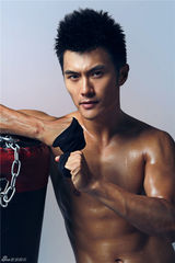 组图：沈泰生猛拳王写真身材惹火