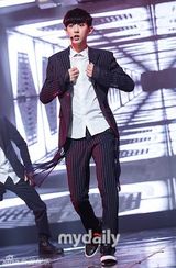 组图：《MCD》众星献唱 EXO11人献双曲舞台