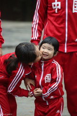 组图：《爸爸去哪儿》姐姐Grace（曹格女儿）玩游戏热情高涨