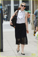 组图：布兰切特黑色纱裙现身 背大包显吃力