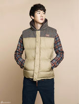 组图：柳演锡户外写真 帅气随性展暖男笑容