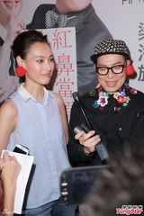 组图：梁洛施单衣仔裤简约清爽 红鼻当耳环俏皮