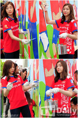 组图：金妍儿出席壁画活动 造型清丽表情丰富