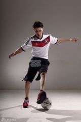 组图：戚薇男友李承铉拍运动写真支持德国队