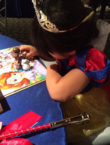 组图：王诗龄变身白雪公主 迪士尼乐园玩拼图