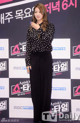 组图：A pink 出席发布会 娜恩透视裙显高贵