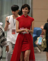 美腿去哪儿了？林志玲获众人簇拥小腿粗壮