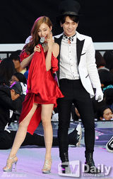 组图：SM演唱会嗨翻 神起SJ穿红裙扮女装