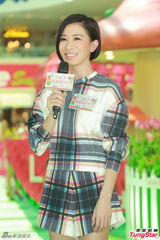 组图：佘诗曼掌勺大展厨艺 小男生献红心表爱意