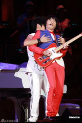 组图：曹格个唱力证与侧田兄弟情 刘德华低调助阵