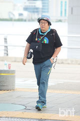 组图：韩星韩恩贞等《丛林的法则》成员赴非洲