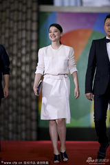 组图：梅婷亮相红毯 淡雅白裙露笑容展成熟风韵